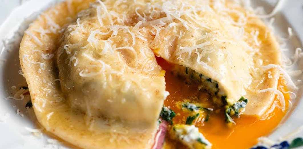 The distinction between raviolo and ravioli is simple but essential. Ravioli is the plural form of the word, referring to multiple small pasta parcels.